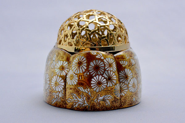 Ornament, Incense burner, Mother-of-pearl inlay, Chrysanthemum Maki-e, Gold-plated - Sanao Matsuda, Echizen lacquerware-Echizen lacquerware-Japanese Lacquerware
