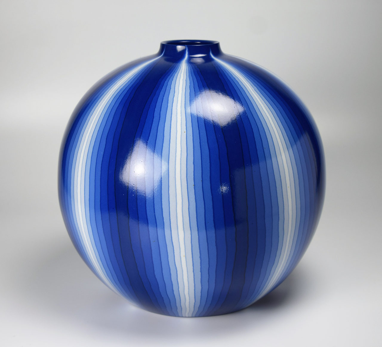 Flower vessel muku tree ash glaze and marbled line design ultramarine/Koyo Matsui