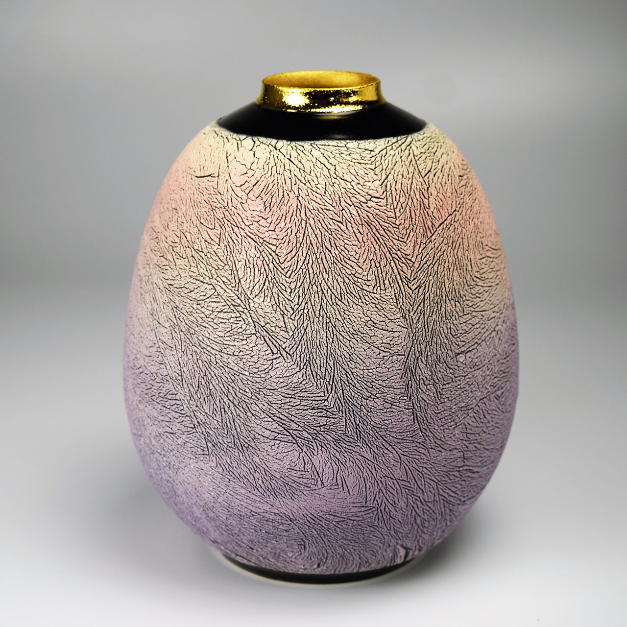 Flower vessel with ice-flowing colored gold design/Shuji Yanagibashi